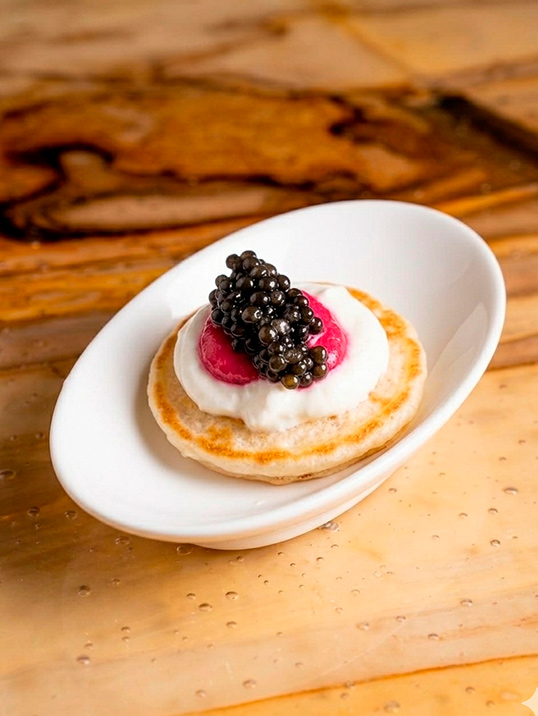 degustazione caviale Cru Caviar con blinis