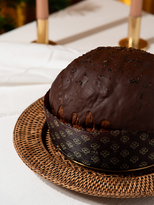 Cru Caviar panettone artigianale con caviale croccante e cioccolato fondente