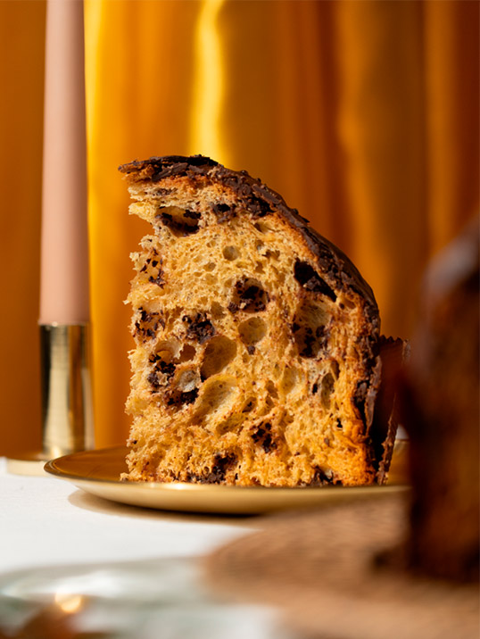 Cru Caviar fetta panettone artigianale con caviale croccante e cioccolato fondente